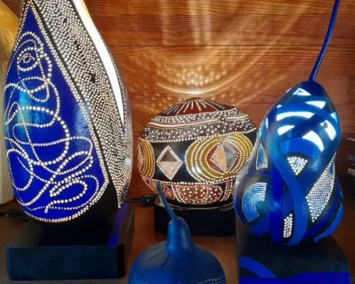 plusieurs luminaires teinte bleue en calebasse