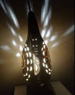 luminaire en calebasse allumé teinte pastelle