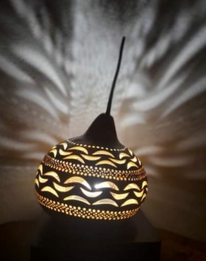 luminaire rond en calebasse allumé teinte claire