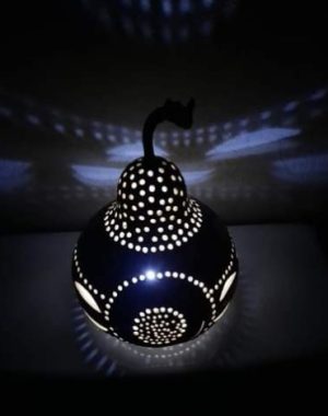 luminaire en calebasse allumé teinte marron et noire