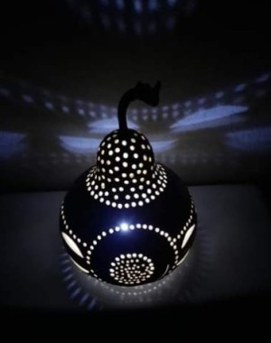 luminaire en calebasse allumé teinte marron et noire