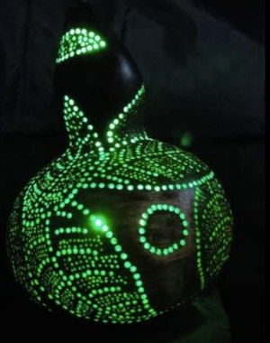 luminaire en calebasse allumé teinte verte magnifique