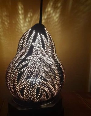 luminaire forme poire en calebasse allumé teinte beige