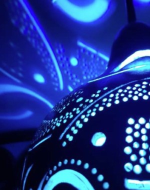 gros plan sur un luminaire bleu