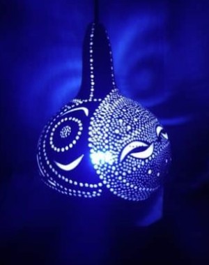 luminaire en calebasse allumé teinte bleue splendide