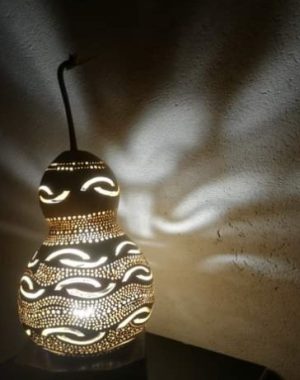luminaire en calebasse allumé teinte claire superbe