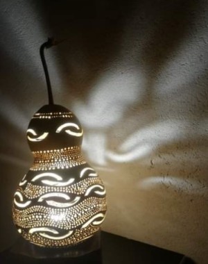 luminaire en calebasse allumé teinte claire superbe