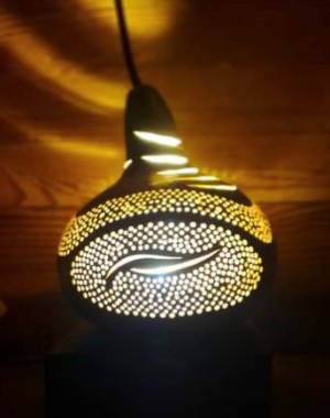 luminaire forme poire en calebasse allumé teinte jaune