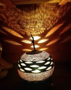 luminaire magnifique en calebasse allumé teinte jaune