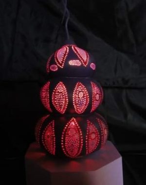 luminaire splendide en calebasse allumé teinte rouge