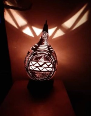 luminaire sensationnel en calebasse allumé teinte claire