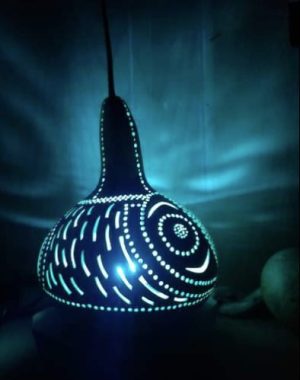luminaire superbe en calebasse allumé teinte bleue pastel
