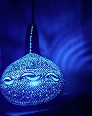 luminaire en calebasse allumé teinte bleue
