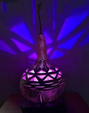 luminaire en calebasse allumé teinte violacée