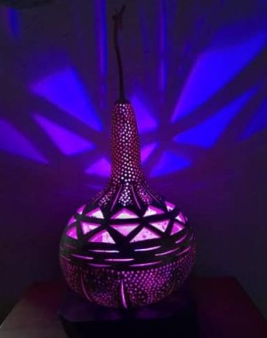 luminaire en calebasse allumé teinte violacée
