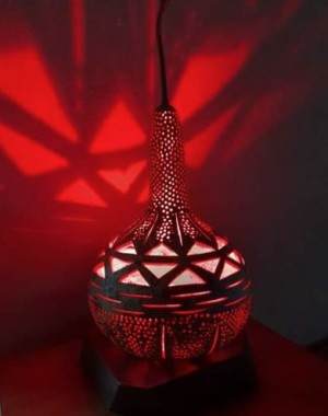 luminaire en calebasse allumé teinte rouge