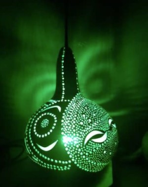 luminaire en calebasse allumé teinte verte