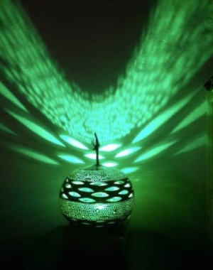 luminaire rond en calebasse allumé teinte verte