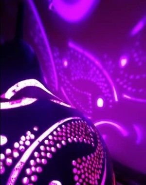 gros plan sur un luminaire allumé rose