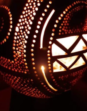 gros plan su run luminaire allumé ocre