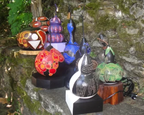 exposition de calebasses différentes couleurs